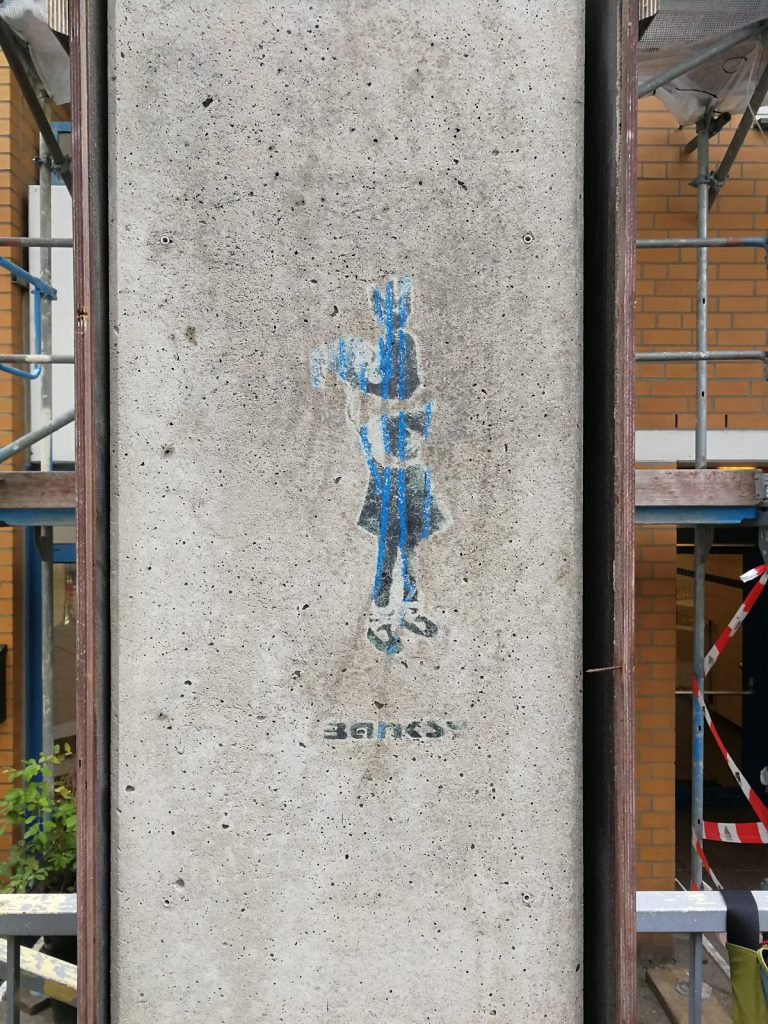 Hamburgs einziges Banksy Stencil "Bomb Hugger" wird ...
